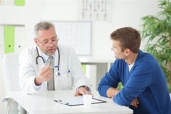 Az urológus krónikus prosztatagyulladásban szenvedő beteggel konzultál