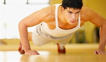 Egy férfi torna gyakorlatot végez krónikus prosztatagyulladásban